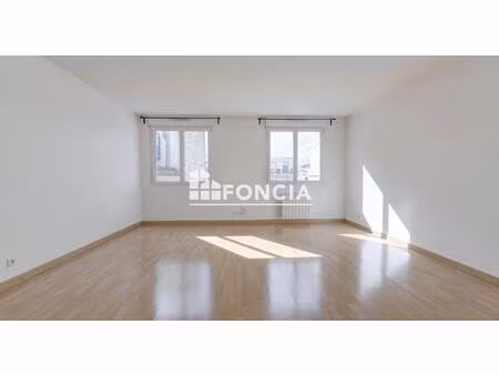 grand t3 avec box et parking