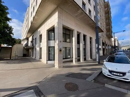 location commerce montigny le bretonneux 78180 221m²