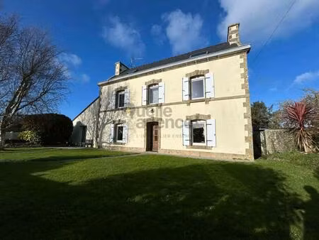 maison 7 pièces de 183 m2 à beuzec-cap-sizun