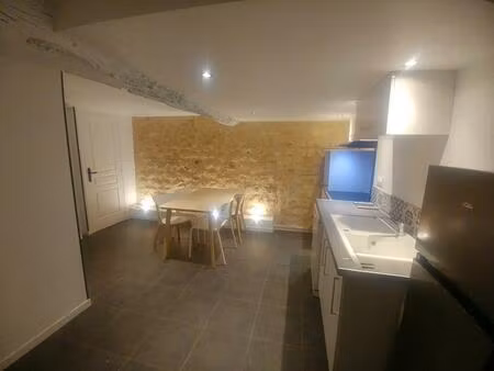 charme & rentabilité – maison de ville en pierre rénovée - 93280€