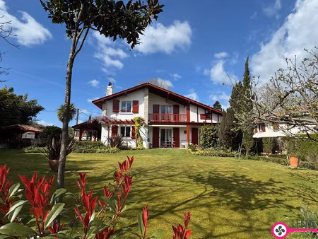 très belle maison basque au centre d'hasparren