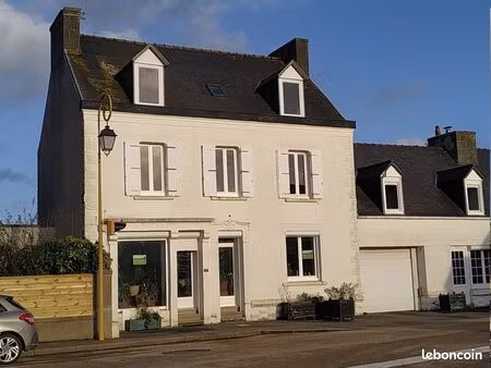 grande bâtisse centre-ville 3000 habitants  bâti en 1924 (dpe c)  portes et fenêtres rénov