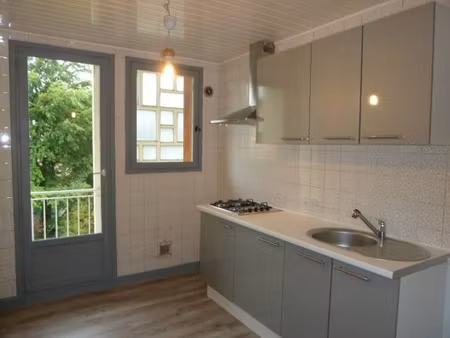 fontaine mairie - t4 de 68 m2 avec balcon et place de parkin