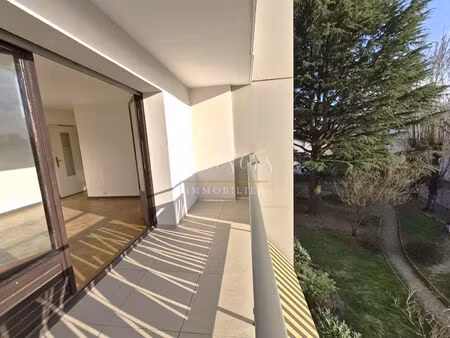 annecy  parc des sports  appartement de 52m2  terrasse et stationnement privé