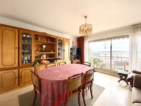 appartement 3 pièces avec un balcon  une place de parking et une cave