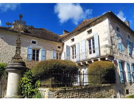 maison de village élégante et spacieuse avec extérieur nécessitant peu d'entretien