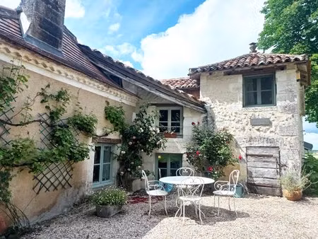 résidence de campagne isolée avec cinq chambres