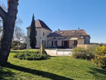 maison de campagne spacieuse en pierre avec piscine et vue dégagée