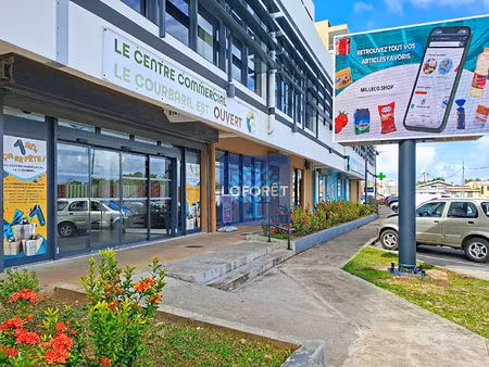 a louer : local commercial - 29 m2 - cc le courbaril - le robert