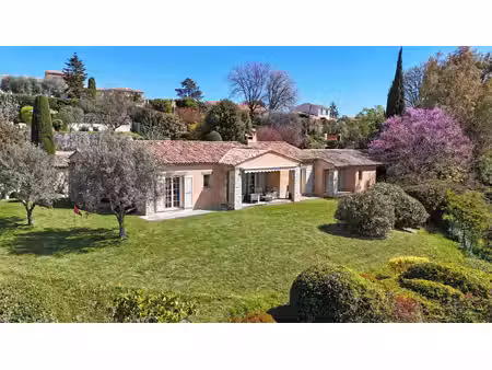 saint paul de vence - villa de plain-pied de 175 m2 avec piscine et vue dégagée