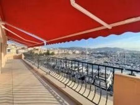 cannes  face au vieux port  4 pièces avec grande terrasse et parking.