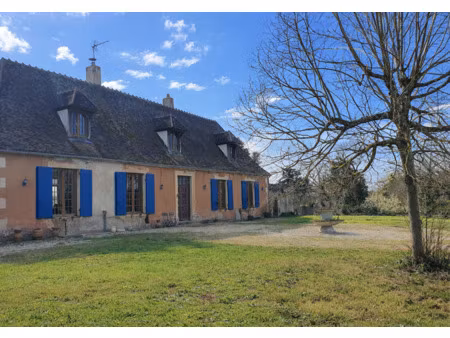 proche bourges - propriété offrant 207 m² habitables dans son parc 1.5ha