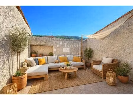 aups – maison de village avec garage et terrasse tropézienne – fort potentiel