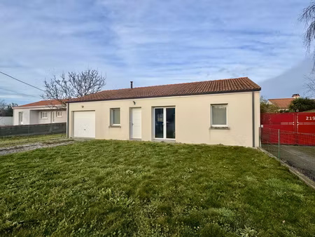 pavillon de 2019 offrant 78 m2 sur 429 m2 de terrain