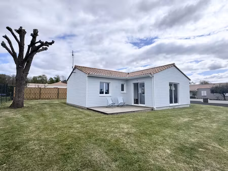 maison offrant 74 m2 habitables sur 608 m2 de terrain.