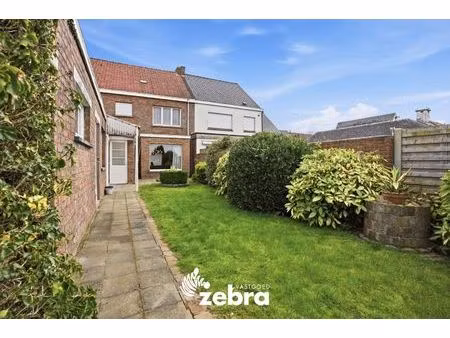 te renoveren woning op ruim perceel in eernegem!