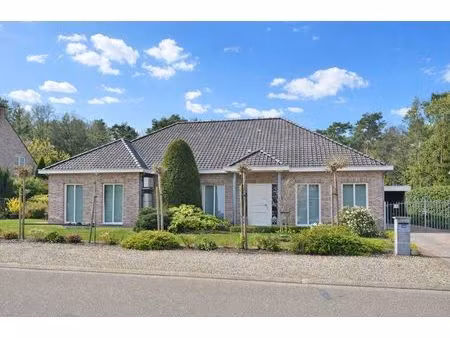 exclusieve  compleet ingerichte bungalow op unieke bosrijke ligging  met prachtig overdekt