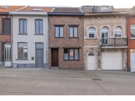 op te frissen rijwoning in het centrum