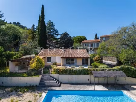 au coeur du village de lacoste maison des années 50 avec piscine et belle vue sur...