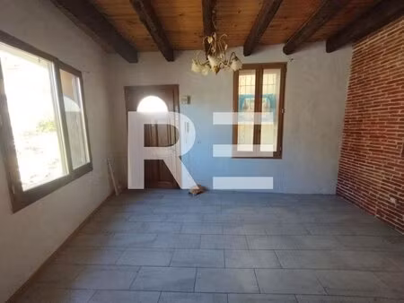 maison de ville au coeur du village de st gilles