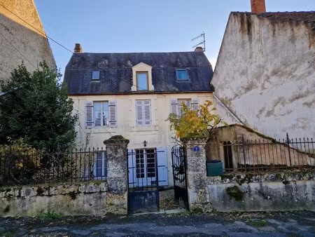 maison de village ancienne  4 chambres  jardinet.