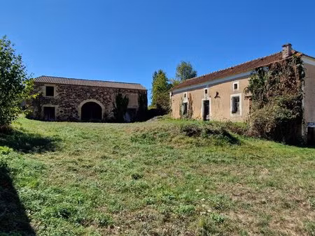 sud dordogne  dans hameau  ancien corps de ferme en pierres à restaurer .
