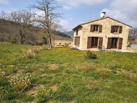 maison en pierres sur terrain