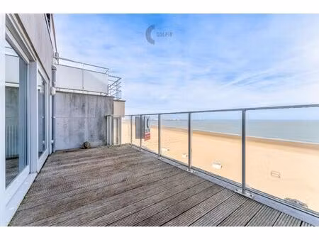 ruime penthouse met frontaal zeezicht in duinbergen