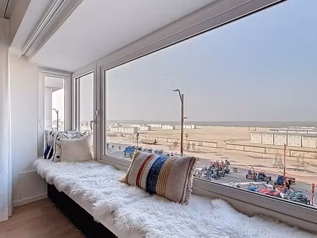 luxe appartement met sublieme afwerking en frontaal zeezicht te huur!