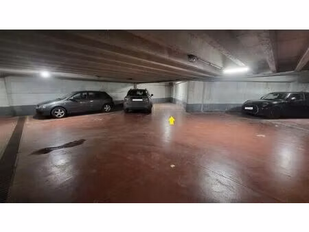 binnen autostaanplaats te antwerpen-centrum