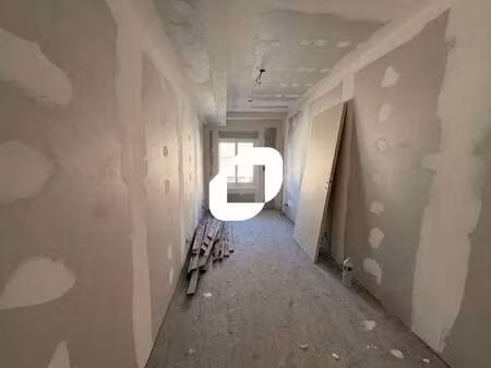 location local d'activités 75 m²