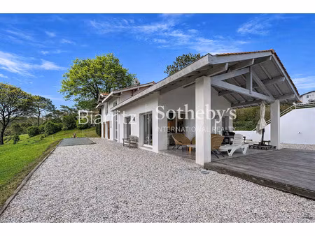 maison contemporaine avec piscine  au calme absolu à arcangues