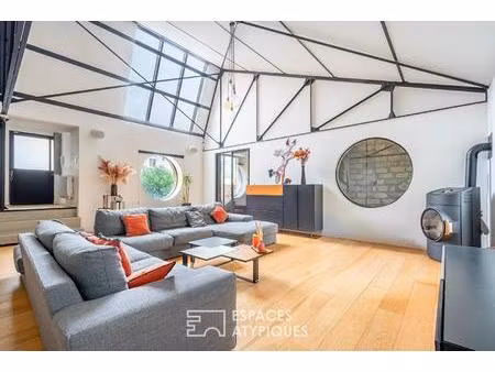 loft avec verrière zénithale dans une ancienne cartonnerie réhabilitée