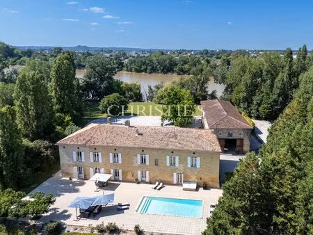 superbe demeure du xviiie siècle sur 5.8 hectares en bordure de dordogne