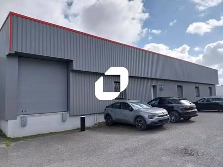 location local d'activités 810 m²