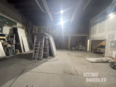 centre ville !! entrepôt de 160 m2 au sol avec bureau et pl