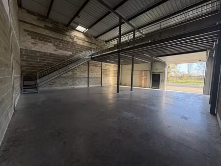 location entrepôt 215 m²