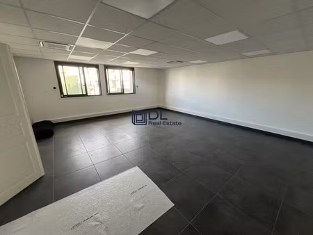 location entrepôt 1 900 m²