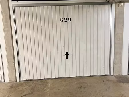 vente garage et parking à hyères (83400) : à vendre / 16m² hyères