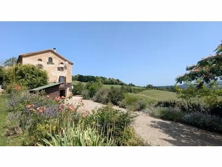 maison individuelle de 230m²  avec piscine  sans voisins proches