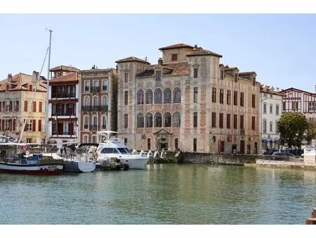 une demeure historique du xviie siècle emblématique de la ville