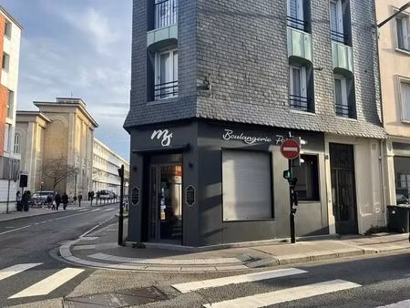 location commerce 55 m²