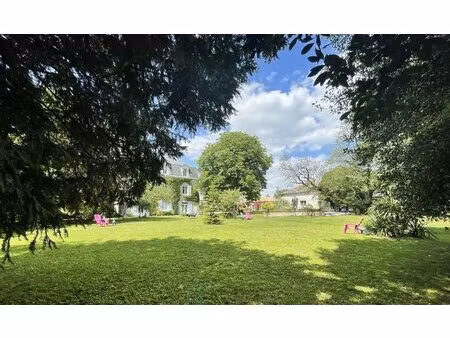 chateau du 18eme avec dependances et gite independant sur un parc de 2ha