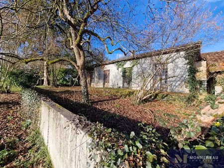 ancienne fermette avec 30 hectares de terres et de bois