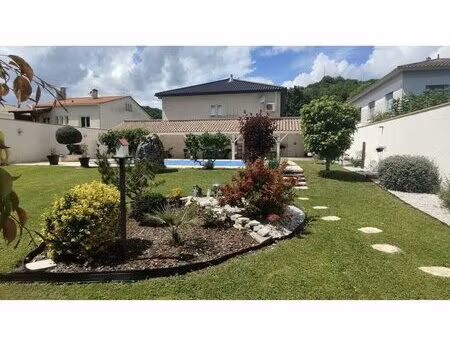 villa 9 pièces 147m2