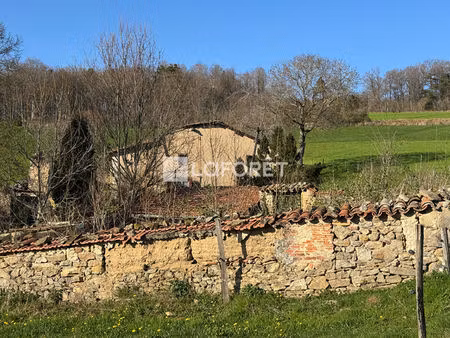 fermette à réhabiliter entièrement sur environ 2 500m² de terrain
