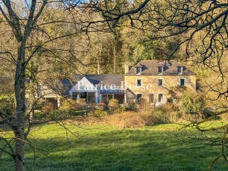 dans l'arrière-pays breton  à 30 min du littoral  un moulin du 19e s. et sa salle de...