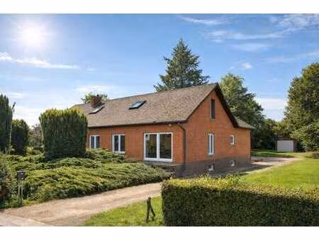 configurée en 2 unités cette villa offre un beau potentiel