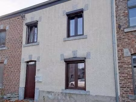 une maison deux façades avec une cour intérieur