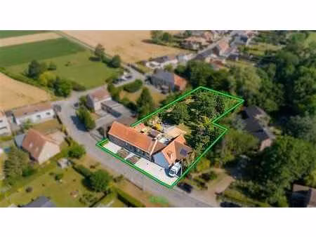 propriété en parfait état  nombreuses possibilités.